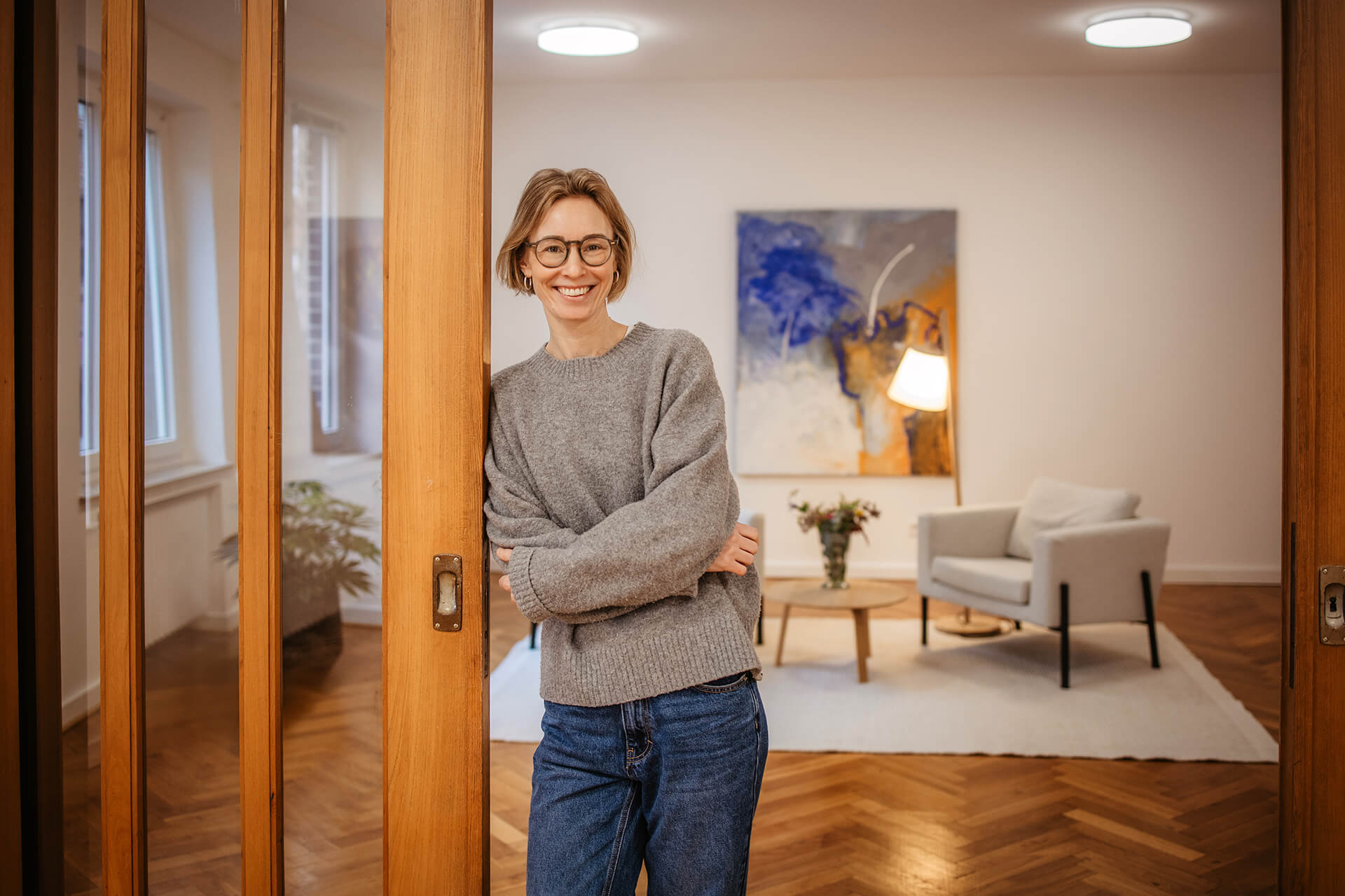 Laura Tempel stehend links