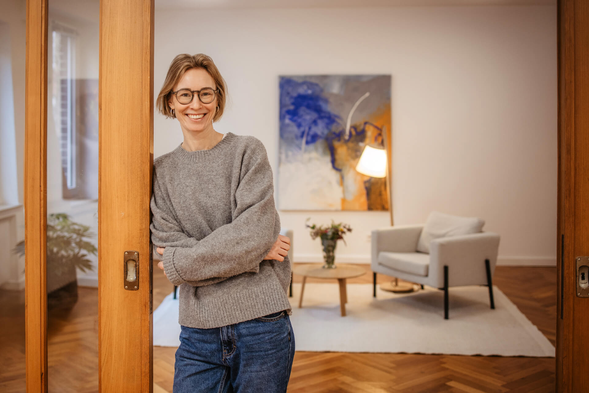 Laura Tempel stehend links quer